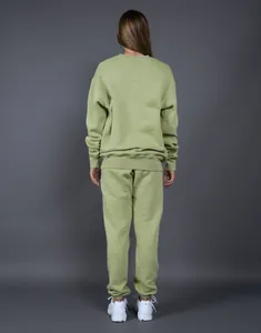 Vista posterior de un conjunto de sudadera y pantalón de forro polar verde salvia holgado