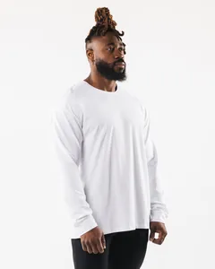 Detailansicht eines locker sitzenden weißen Herren-Sport-Langarmshirts am Model