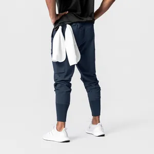 Detailansicht der marineblauen Herren-Sportjogginghose mit Tasche und Handtuchhalterung