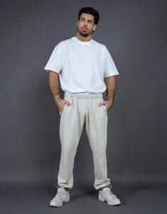 Dettaglio dei pantaloni sportivi oversize beige in pile da 400g per uomo e donna
