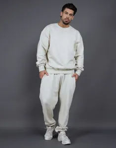 Vista completa de conjunto de sudadera y pantalón de chándal oversize crema para hombre