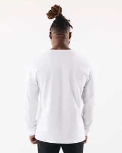 Detaillierte Rückansicht eines locker sitzenden weißen Langarm-Sport-T-Shirts für Herren.