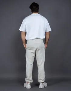 Vista posteriore di pantaloni della tuta in pile beige pesante con vestibilità comoda.