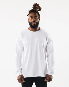 Vorderansicht eines locker sitzenden weißen Langarm-Sport-T-Shirts für Herren am Model