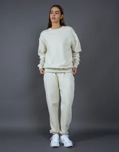 Vista completa del conjunto de chándal de felpa crema con sudadera de cuello redondo y jogger.