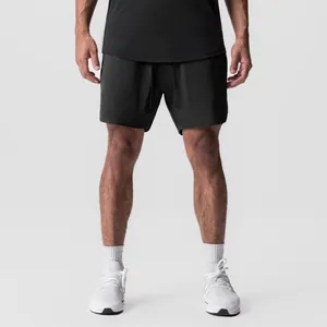 Primer plano de pantalones cortos deportivos negros de secado rápido para hombre para gimnasio