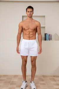 Vooraanzicht van een mannelijk model met een witte sneldrogende sportshort