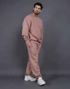 Vista completa de un conjunto de chándal rosa palo con forro polar para hombre
