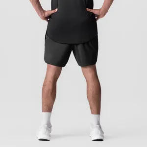 Vista posterior de los pantalones cortos deportivos negros de secado rápido para hombre.