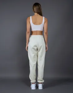 Vista posteriore di pantaloni jogger in pile pesante color crema con elastico in vita