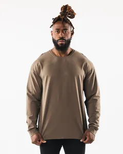 Vorderansicht des übergroßen braunen Langarm-Sport-T-Shirts für Herren aus Baumwolle.