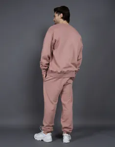 Vista trasera de conjunto de sudadera y jogger oversize rosa palo para el otoño invierno.