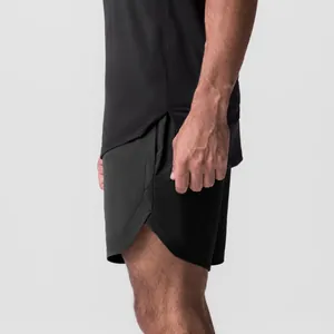 Vista lateral de pantalones cortos deportivos negros de secado rápido con abertura