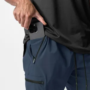 Detail einer dunkelblauen Cargo-Hose für Herren mit Reißverschlusstasche für das Handy