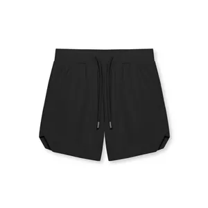 Vista frontal de los pantalones cortos deportivos negros de secado rápido con cordón