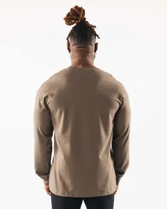 Detailansicht der Rückseite eines locker sitzenden Herren-Sport-Langarmshirts in Khakibraun
