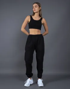Vista a figura intera di pantaloni jogger neri in pile 400g e crop top