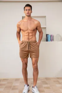 Volledig beeld van bruine mesh sportshort voor heren met trekkoord op mannelijk model