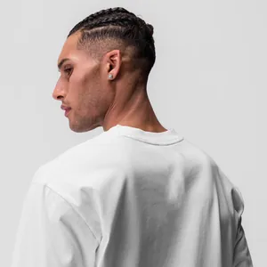 Vista dettagliata della t-shirt bianca a maniche lunghe con girocollo da uomo per fitness