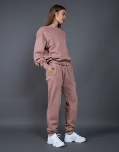 Cómodo conjunto de sudadera y pantalón de chándal de forro polar rosa palo para el invierno