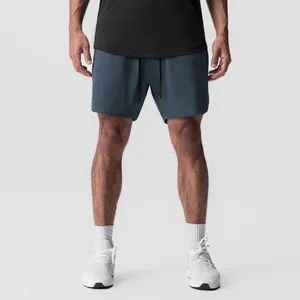 Detalle de los pantalones cortos deportivos de tejido de secado rápido para hombre.