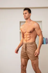 Detailopname van een bruine ademende mesh sportshort voor heren op een sportief model
