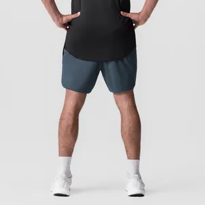 Vista trasera de pantalones cortos deportivos de secado rápido azul oscuro para hombre.