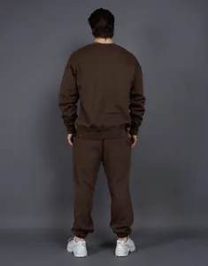 Vista trasera completa de un conjunto premium de sudadera y pantalón de chándal marrón