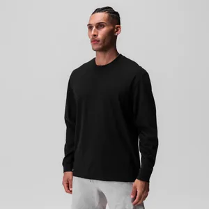 Vista frontale della t-shirt da uomo a manica lunga nera con girocollo per fitness