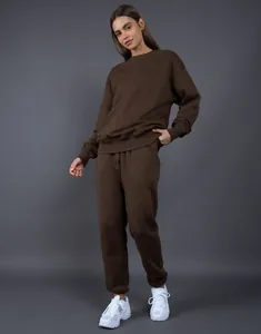 Detalle de cuerpo entero de chándal de sudadera y pantalón en forro polar marrón oscuro