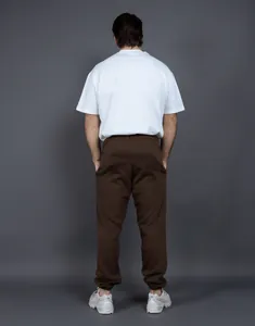 Vista posteriore di pantaloni sportivi marroni in pile con polsini elasticizzati e vestibilità comoda