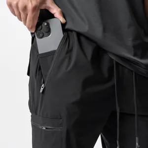 Detail eines Smartphones, das in die Reißverschlusstasche der Cargohose gesteckt wird