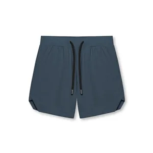 Vista frontal de pantalones cortos deportivos azul marino de secado rápido para hombre