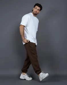 Dettaglio dei joggers in pile marrone pesante con vestibilità comoda e polsini.