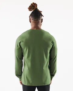 Rückansicht eines locker sitzenden, olivgrünen Langarm-Sport-T-Shirts für Herren