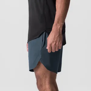 Detalle lateral de pantalones cortos deportivos de tejido de secado rápido para hombre