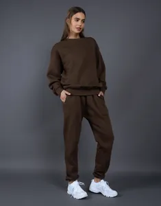 Modelo profesional con conjunto de sudadera y pantalón de chándal de forro polar marrón