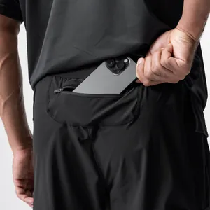 Detailansicht der hinteren Reißverschlusstasche an Herren-Sporthosen mit einem Handy