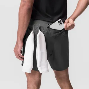 Detalle de pantalones cortos deportivos para hombre con bolsillo y lazo para toalla.