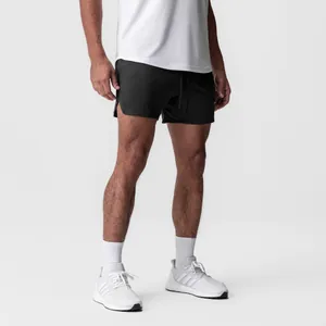 Vista completa de pantalones cortos de running negros de secado rápido con tenis blancos