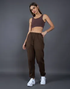 Vista dettagliata dei pantaloni della tuta marroni in pile per un look autunnale molto comodo