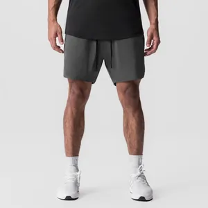 Vista detallada frontal de alta calidad de pantalones cortos deportivos grises para hombre
