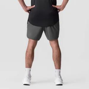 Vista trasera detallada de pantalones cortos deportivos grises para hombre de secado rápido