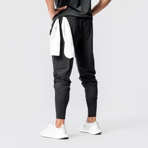 Detailansicht der schwarzen schnelltrocknenden Herren-Sporthose mit praktischer Schlaufe