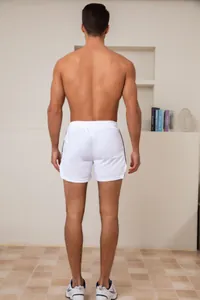 Achteraanzicht van witte heren sportshort met zijstrepen en ademende mesh-stof.