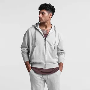 Gesamtansicht des hellgrauen Herren-Kapuzensweatshirts mit Reißverschluss und Jogginghose