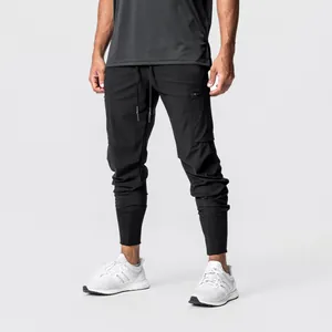 Schwarze Herren-Cargohose mit mehreren Taschen und verstellbarem Kordelzug am Bund