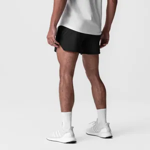 Vista posterior de pantalones cortos negros de secado rápido para correr de hombre