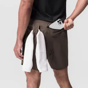 Detalle de pantalón corto deportivo con bolsillo trasero con cremallera y lazo para toalla.