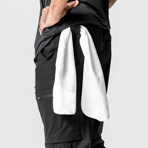 Detail der Handtuchschlaufe an dieser schwarzen, schnelltrocknenden Outdoor-Cargohose für Herren.